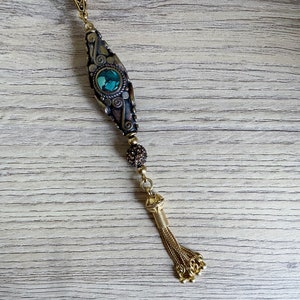 Pendentif perle fuseau, Laiton doré ciselé et turquoise, Perle pavée cristal Swarovski, Pompon vermeil, artisanat Nepalais image 3