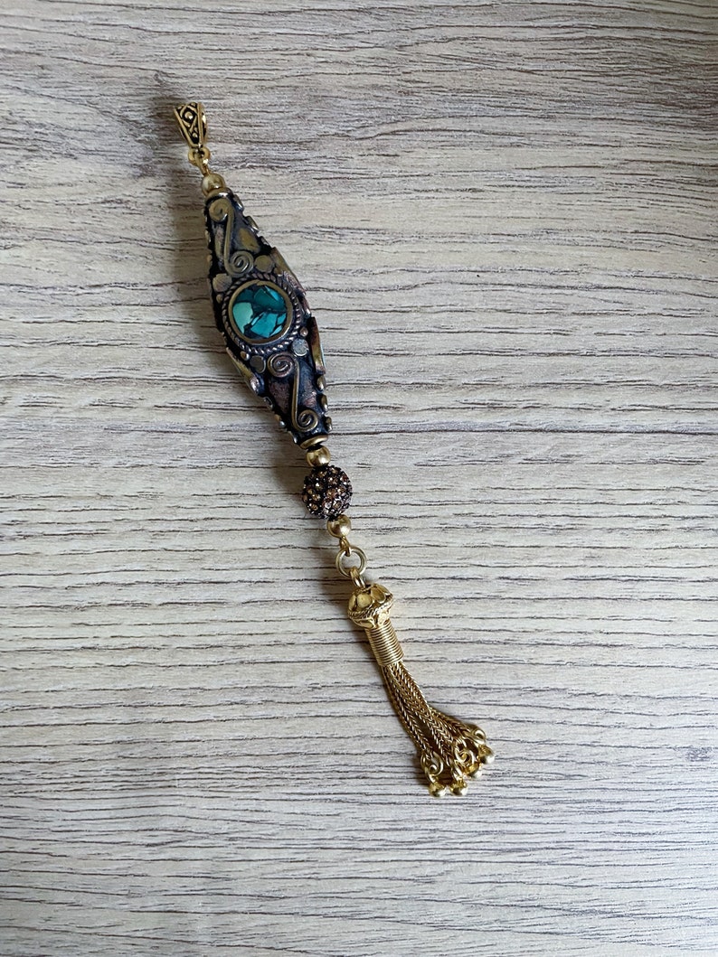 Pendentif perle fuseau, Laiton doré ciselé et turquoise, Perle pavée cristal Swarovski, Pompon vermeil, artisanat Nepalais image 3