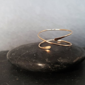 SATURNE ring, hammered crossed wire, 14-carat gold-filled or 925 sterling silver