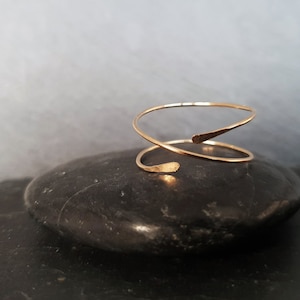 SATURN ring hammered crossed wire in 14 carat gold filled or solid 925 silver Or rempli