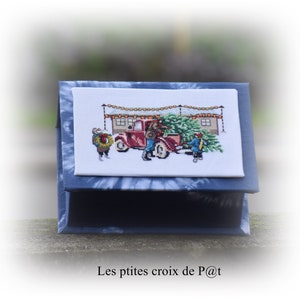 Le sapin de Noël, jolie boite coffret brodée au point compté,