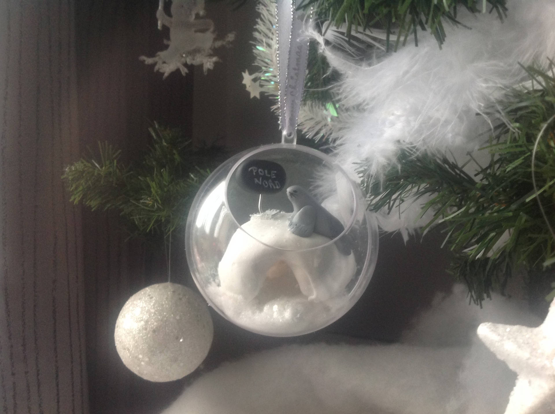 Promo, Pôle Nord Igloo et Bébé Phoque... Boule de Noel