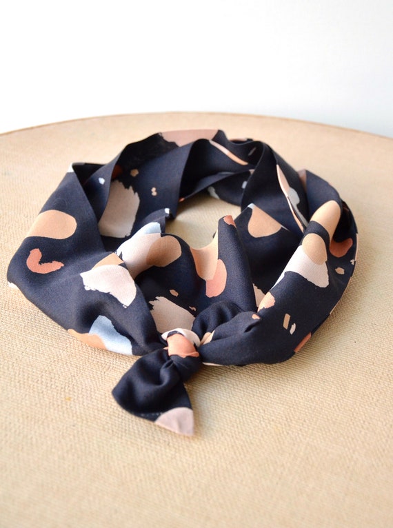 Long foulard motif abstrait