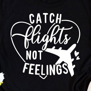 Fangen Sie Flüge, nicht Gefühle SVG, Traveler Shirt svg, Abenteuer svg, Flugzeug Herz svg, Cricut Silhouette geschnitten Datei Vinyl Sublimation PNG