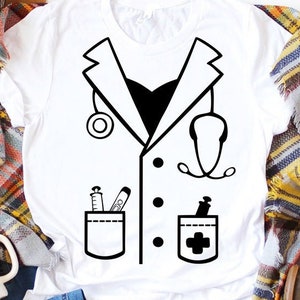 Op de afbeelding: Wit T-shirt met een zwart-witte afbeelding van een doktersjas, stethoscoop en medische benodigdheden in de zakken.