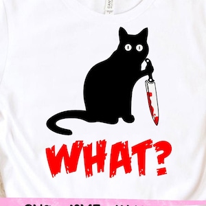 Op de afbeelding: Een wit T-shirt met een zwarte kat die een bloedig mes vasthoudt en de tekst "WHAT?" in rood. Het shirt is te koop als digitale download in SVG, DXF en PNG-formaten.