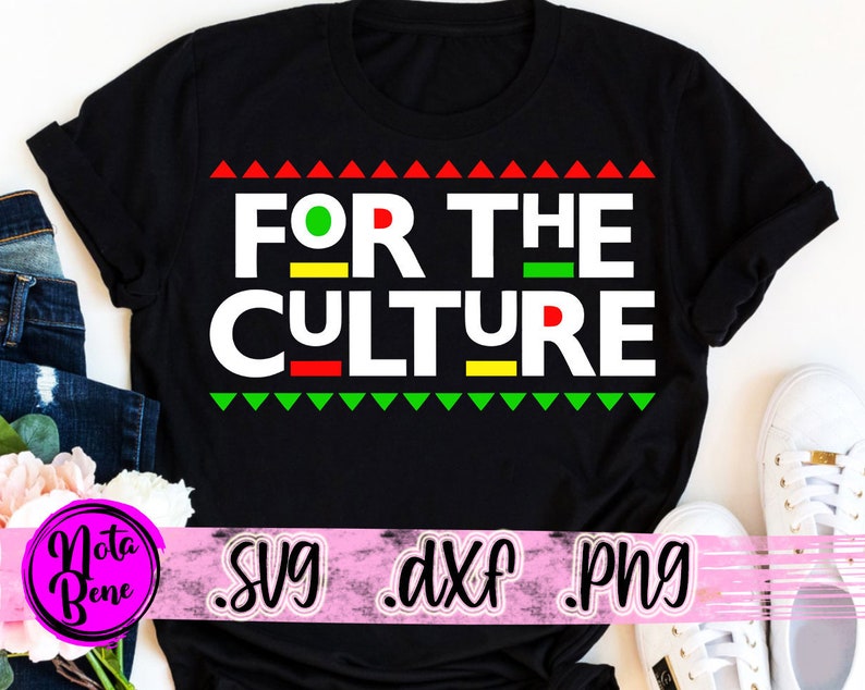 K&ouml;nnte beinhalten: Schwarzes T-Shirt mit dem Text "FOR THE CULTURE" in wei&szlig;en Buchstaben mit roten, gr&uuml;nen und gelben Akzenten. Der Text ist von einem Rand aus roten und gr&uuml;nen Dreiecken umgeben.