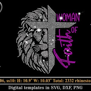以下が含まれることがあります： ピンクの「WOMAN OF FAITH」という文字と、ライオンの頭と十字架が描かれたラインストーンのデザイン。デザインは高さ10.9インチ、幅10.03インチで、2332個のラインストーンを使用しています。