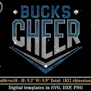 Pode incluir: Modelo digital preto com as palavras "BUCKS CHEER" em strass brancos e azuis. O design tem 23,6 cm de altura e 25,1 cm de largura. O número total de strass é 1832. O modelo está disponível nos formatos SVG, DXF e PNG.