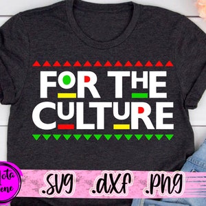 K&ouml;nnte beinhalten: Ein dunkelgraues T-Shirt mit dem Text "FOR THE CULTURE" in wei&szlig;en Buchstaben mit roten, gelben und gr&uuml;nen Akzenten. Der Text ist von einer Reihe roter Dreiecke und einer Reihe gr&uuml;ner Dreiecke umgeben.