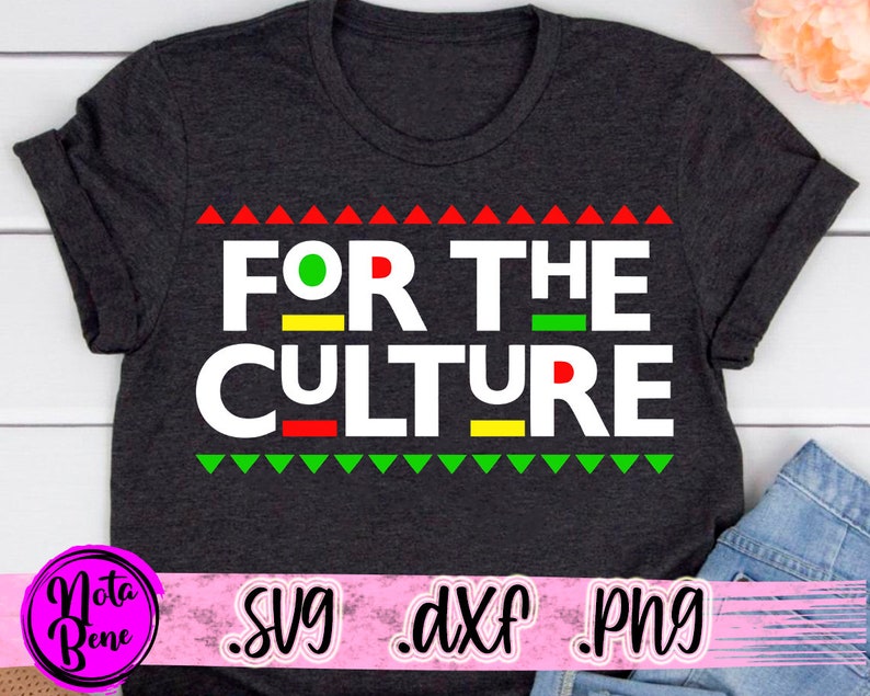 K&ouml;nnte beinhalten: Ein dunkelgraues T-Shirt mit dem Text "FOR THE CULTURE" in wei&szlig;en Buchstaben mit roten, gelben und gr&uuml;nen Akzenten. Der Text ist von einer Reihe roter Dreiecke und einer Reihe gr&uuml;ner Dreiecke umgeben.
