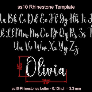 Peut inclure: Sur fond noir, un modèle de strass présente l'alphabet en majuscules et minuscules. Le nom "Olivia" est épelé en strass. Le modèle mesure 76 mm de haut et 154 mm de large.