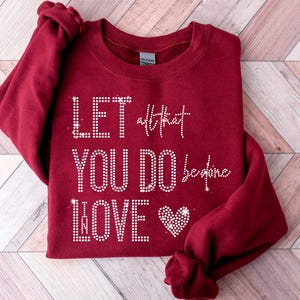Que tout ce que vous faites soit fait dans l'amour, modèle de strass SVG, svg bling motivant, svg chemise positivité, conception de chemise Bling