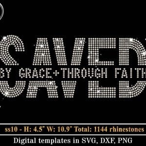 K&ouml;nnte beinhalten: Schwarze digitale Vorlage mit den Worten "SAVED BY GRACE + THROUGH FAITH" in einem Strassmuster. Das Design ist 11,4 cm hoch und 27,7 cm breit, mit 1144 Strasssteinen. Digitale Vorlagen in SVG, DXF, PNG.