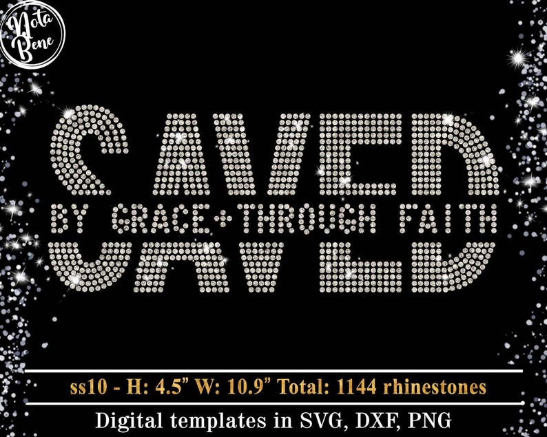K&ouml;nnte beinhalten: Schwarze digitale Vorlage mit den Worten "SAVED BY GRACE + THROUGH FAITH" in einem Strassmuster. Das Design ist 11,4 cm hoch und 27,7 cm breit, mit 1144 Strasssteinen. Digitale Vorlagen in SVG, DXF, PNG.