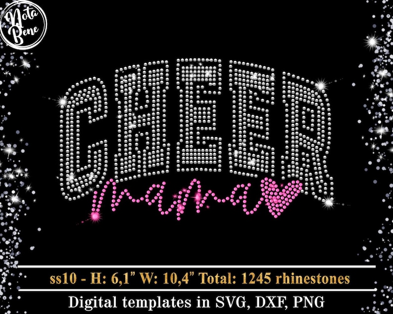 Op de afbeelding: Een digitaal sjabloon voor een strassontwerp dat "Cheer Mama" zegt met een hart. Het ontwerp is 6,1 inch hoog en 10,4 inch breed en gebruikt 1245 strasssteentjes.
