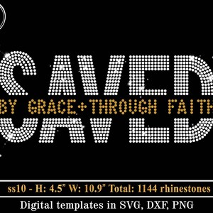 K&ouml;nnte beinhalten: Schwarze digitale Vorlage mit dem Wort "SAVED" in wei&szlig;en Strasssteinen und "BY GRACE + THROUGH FAITH" in goldenen Strasssteinen. Das Design ist 11,4 cm hoch und 27,7 cm breit, mit 1144 Strasssteinen. Enth&auml;lt SVG-, DXF- und PNG-Dateien.