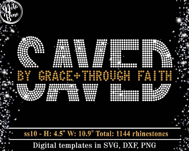 K&ouml;nnte beinhalten: Schwarze digitale Vorlage mit dem Wort "SAVED" in wei&szlig;en Strasssteinen und "BY GRACE + THROUGH FAITH" in goldenen Strasssteinen. Das Design ist 11,4 cm hoch und 27,7 cm breit, mit 1144 Strasssteinen. Enth&auml;lt SVG-, DXF- und PNG-Dateien.