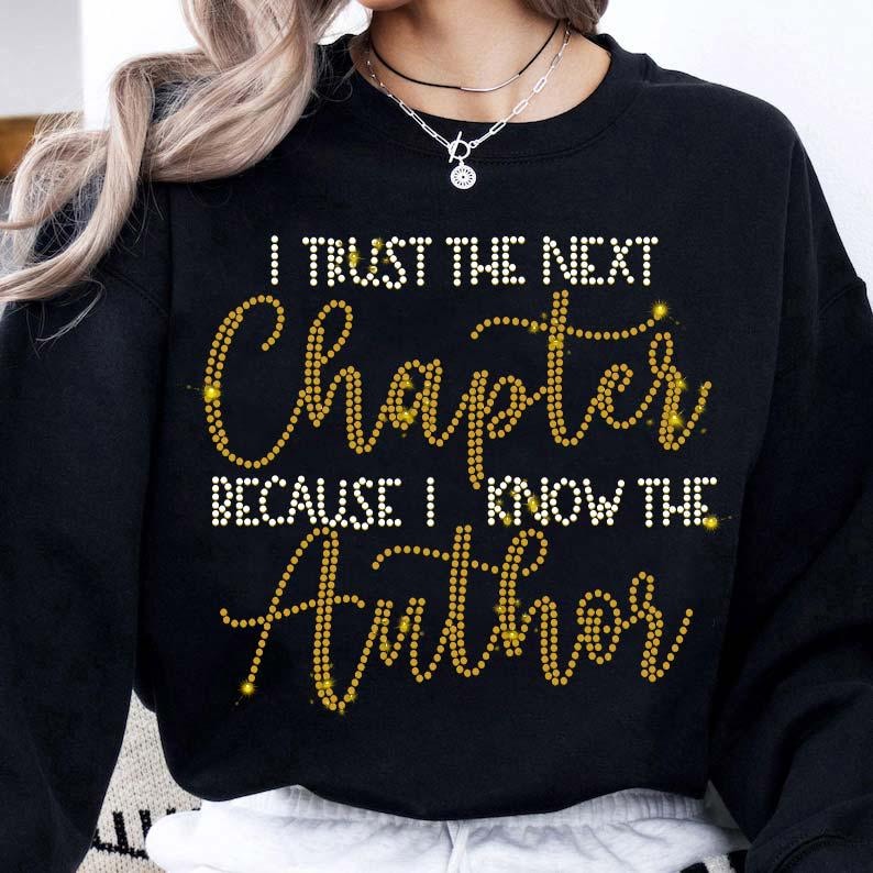 Puede incluir: Sudadera negra con letras de purpurina dorada que dicen "I trust the next chapter because I know the Author".