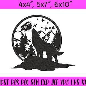 Könnte beinhalten: Schwarzes und weißes Stickmuster eines Wolfes, der zum Mond heult, mit Bergen und Bäumen im Hintergrund. Das Design ist in den Größen 4x4, 5x7 und 6x10 Zoll erhältlich.