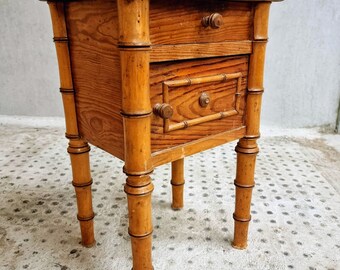 Armoire ancienne, table de chevet, bambou et marbre