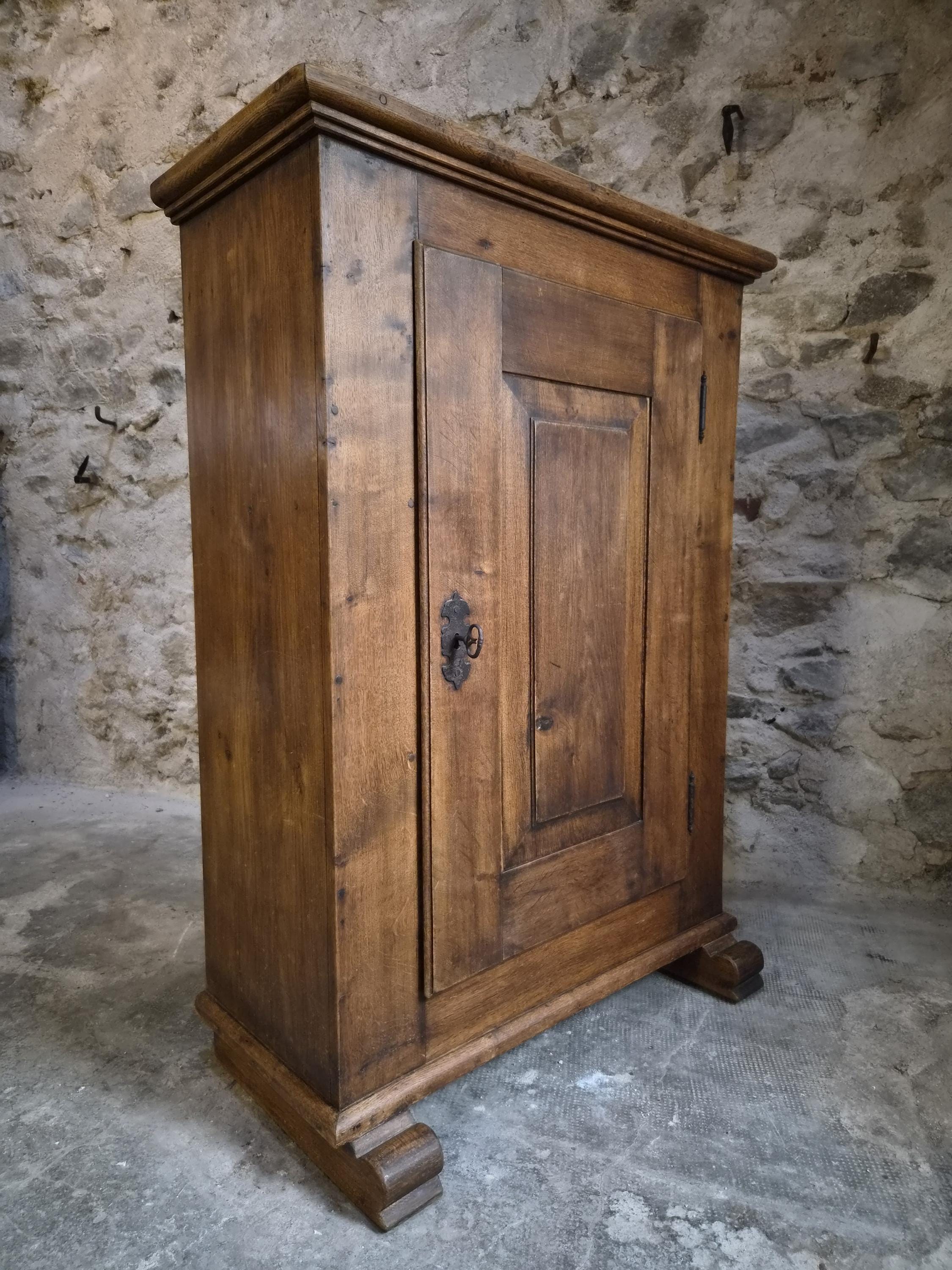 Eintüriger schrank