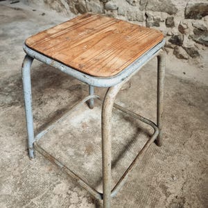 Vintage industriële metalen kruk met houten zitting – Frankrijk – jaren 1950