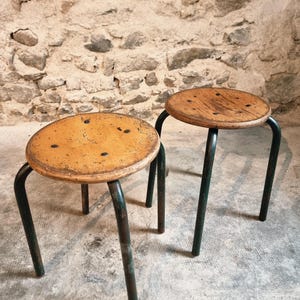 Paar vintage Franse industriële werkplaatskrukken – groene stalen buis, zitting beuken multiplex, stapelbare zolderstoelen jaren 1950