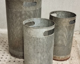 Ensemble vintage de poubelles en métal perforé