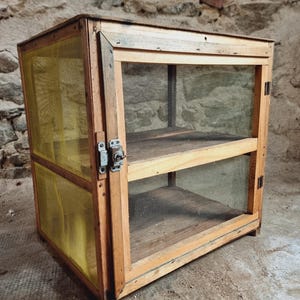Vintage Franse voedselveilige kast uit de jaren 1930 – Houten kribbe met gaaspanelen – Rustieke keuken of decoratief opbergmeubel