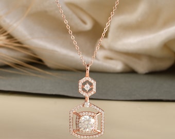 Collar con colgante geométrico de moissanita en plata de ley 925 con baño de oro rosa y colgante con diseño de diamante moderno.