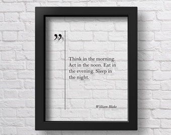 Puede incluir: Impresión enmarcada en blanco y negro con una cita de William Blake: "Piensa por la mañana. Actúa al mediodía. Come por la noche. Duerme por la noche."