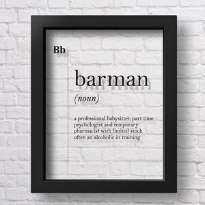 Peut inclure: Une impression encadrée en noir avec un fond blanc et le mot "barman" en grandes lettres noires. La définition du mot est en dessous en lettres noires plus petites : "un baby-sitter professionnel, un psychologue à temps partiel et un pharmacien temporaire avec un stock limité, souvent un alcoolique en formation."