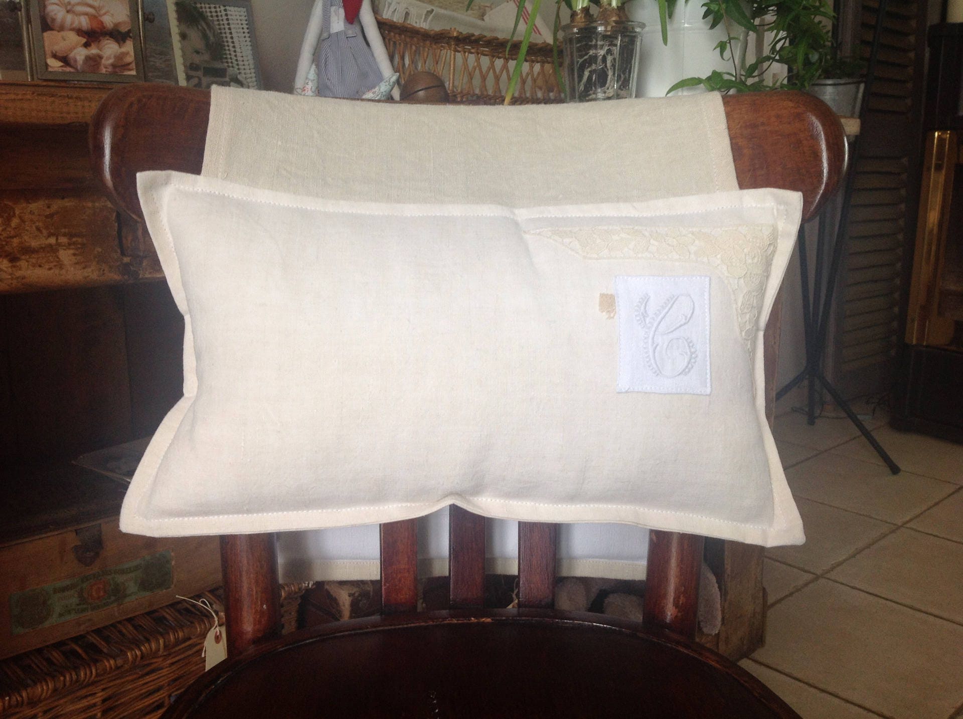 Coussin/Appuie Tête Monogramme C en Tissus Anciens