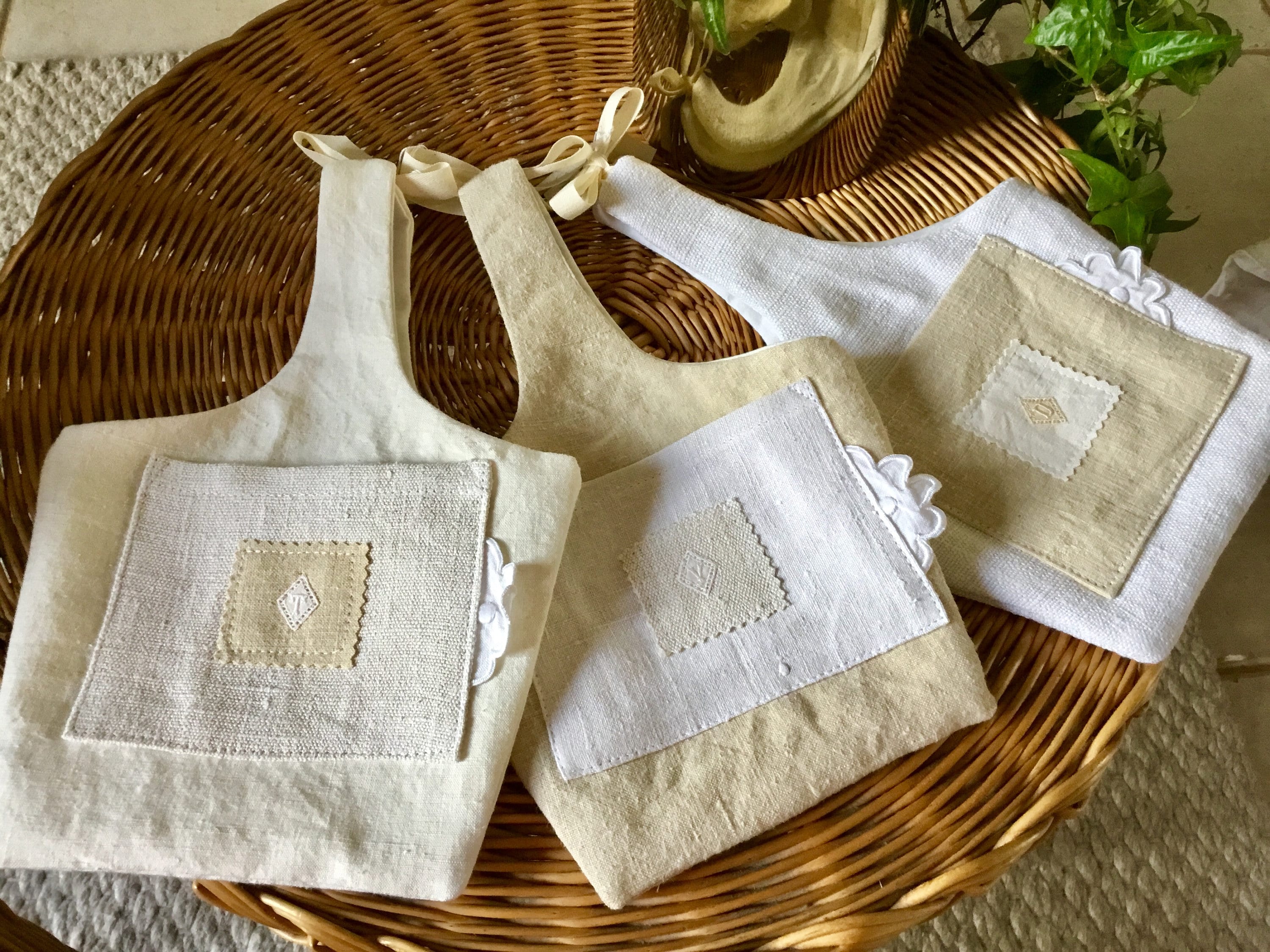 Petit Sac à Suspendre Réalisé Partir de Linge Ancien