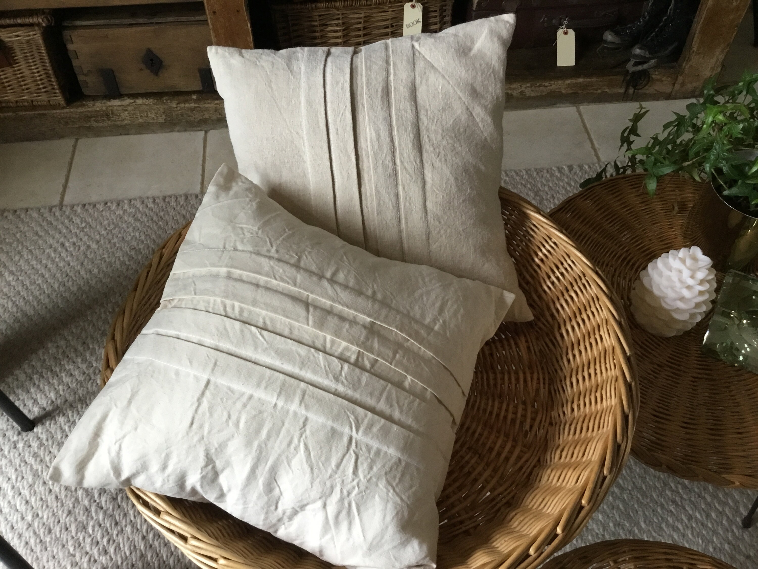 Coussin Réalisé à Partir de Linge Ancien