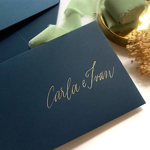 Busta invito scritta a mano in elegante calligrafia moderna.
