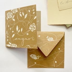 Biglietto personalizzato a mano con fiori e dedica.
