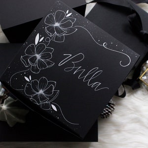 Scatola per confezione regalo quadrata decorata a mano.