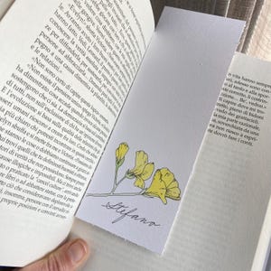 Segnalibro in cartoncino personalizzato e disegnato a mano in elegante calligrafia moderna.