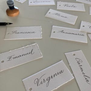 Segnaposto eleganti scritti a mano con pennino e inchiostro in elegante calligrafia moderna per matrimoni, eventi, feste di fidanzamento.