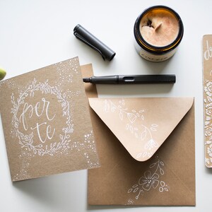 Set biglietto con busta e segnalibro personalizzato a mano.