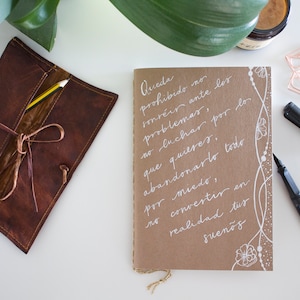 Quaderno A5 personalizzato con fiori e frase regalo maestra.