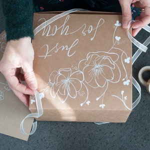 Scatola per confezione regalo quadrata decorata a mano.