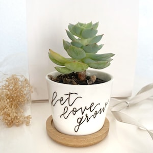 Bomboniera vaso da piantare personalizzata a mano per matrimonio ecologico.