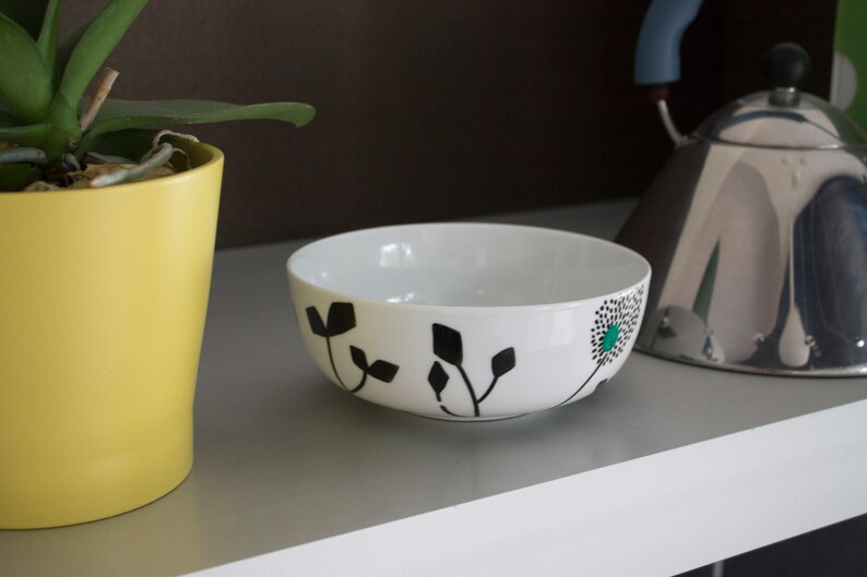 Set of hand-decorated white porcelain bowls. image 8