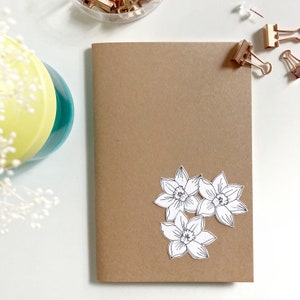 Quaderno personalizzabile a mano con fiori disegnati.