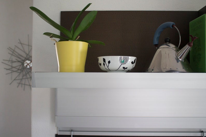 Set of hand-decorated white porcelain bowls. image 7