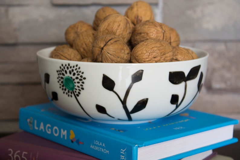 Set of hand-decorated white porcelain bowls. image 3