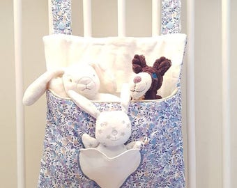 Range doudou, range pyjama en liberty wiltshire bleu réversible avec poche en forme de cœur pour ranger la tétine ou le hochet